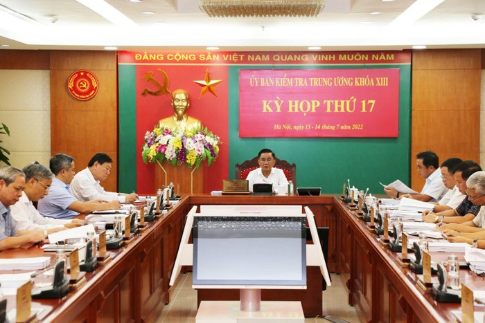 Đồng chí Trần Cẩm Tú, Ủy viên Bộ Chính trị, Bí thư Trung ương Đảng, Chủ nhiệm Ủy ban Kiểm tra Trung ương chủ trì Kỳ họp.