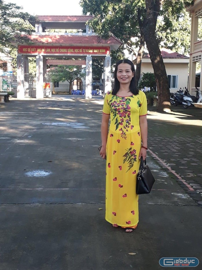 Cô giáo Thanh Hường dạy môn Vật lý tại Trường Trung học phổ thông Lạc Thủy A (tỉnh Hòa Bình). Ảnh: NVCC