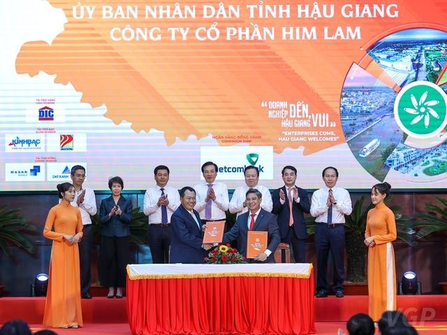 UBND tỉnh Hậu Giang ký biên bản ghi nhớ đầu tư với tập đoàn Him Lam dự kiến khoảng 6,2 tỷ USD trong lĩnh vực hạ tầng giao thông, đô thị, du lịch - Ảnh: VGP/Nhật Bắc