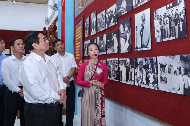Thủ tướng và đoàn công tác tham quan phòng trưng bày một số hình ảnh và kỷ vật về cuộc đời, sự nghiệp Chủ tịch Hồ Chí Minh - Ảnh: VGP/Nhật Bắc