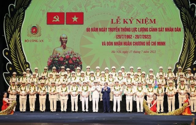 Thủ tướng Phạm Minh Chính và Bộ trưởng Bộ Công an Tô Lâm tuyên dương, vinh danh các tập thể, cá nhân lực lượng CSND tiêu biểu và đại diện gia đình liệt sĩ lực lượng Cảnh sát nhân dân - Ảnh: VGP/Nhật Bắc