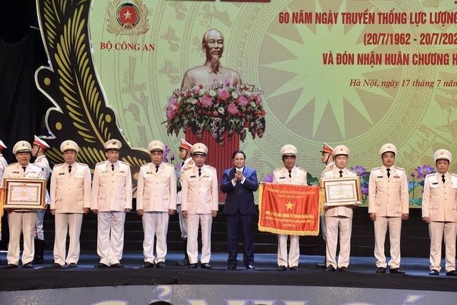Lực lượng Cảnh sát nhân dân được đón nhận Huân chương Hồ Chí Minh - Ảnh: VGP/Nhật Bắc