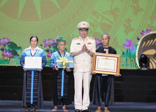 Bộ trưởng Bộ Công an Tô Lâm trao tặng danh hiệu Anh hùng lực lượng vũ trang nhân dân cho gia đình Liệt sĩ Thao Văn Súa, nguyên trưởng Công an huyện Mường Lát, Thanh Hóa - Ảnh VGP/Nhật Bắc
