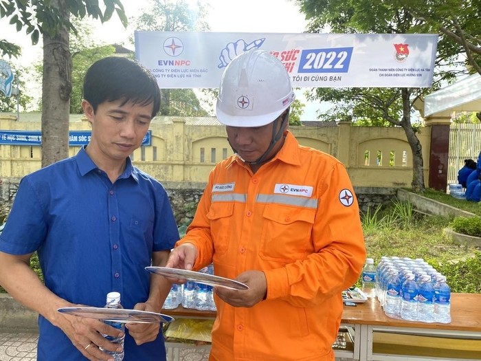 Điện lực Hương Sơn _ Hà Tĩnh tư vấn hỗ trợ cài đặt app chăm sóc khách hàng của ngành điện và tuyên truyền việc sử dụng điện tiết kiệm cho khách hàng