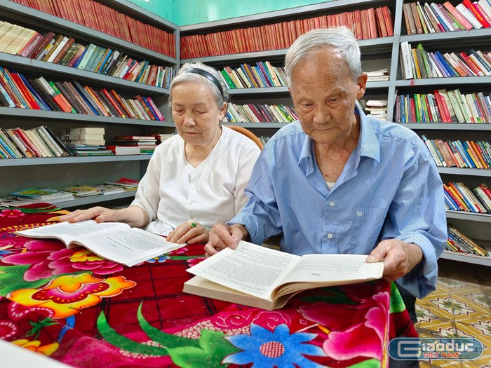 Ở tuổi 90, hai vợ chồng cụ Huy vẫn mạnh khỏe, đọc sách không cần đeo kính. Ảnh: Bùi Quốc Hưng