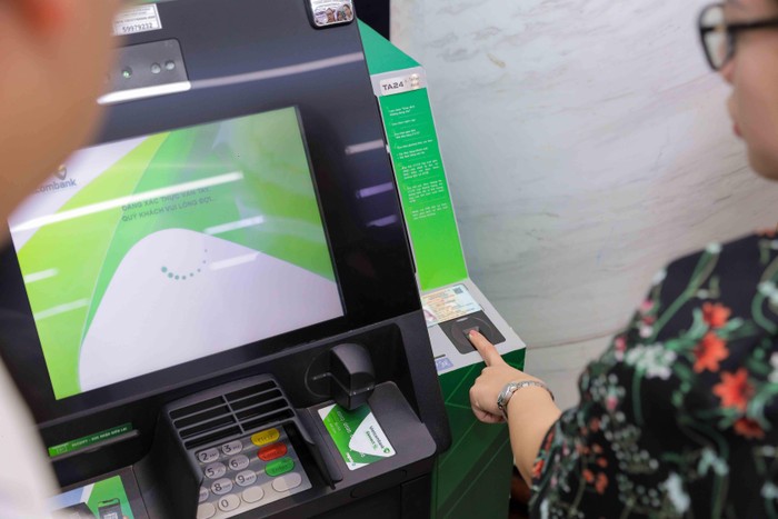 Khách hàng trải nghiệm rút tiền bằng căn cước công dân gắn chip tại ATM của Vietcombank đặt tại chi nhánh Vietcombank Ba Đình, 72 Trần Hưng Đạo, Hoàn Kiếm, Hà Nội