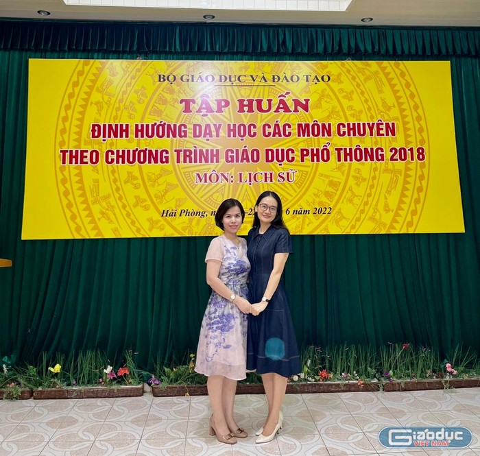 Cô Nguyễn Phương Thảo (bên trái) - Tổ trưởng bộ môn Lịch sử Trường Trung học phổ thông chuyên Bắc Ninh. Ảnh: NVCC