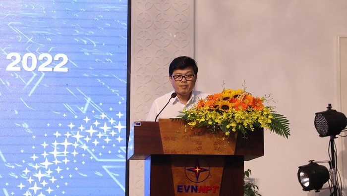 Đại diện Công ty Truyền tải điện 2 trình bày tham luận tại Hội nghị