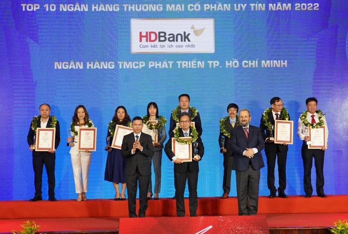 Ông Trần Hoài Phương – Giám đốc Khối Khách hàng doanh nghiệp của HDBank (đứng giữa) đại diện Ngân hàng nhận giải Top ngân hàng thương mại cổ phần uy tín năm 2022