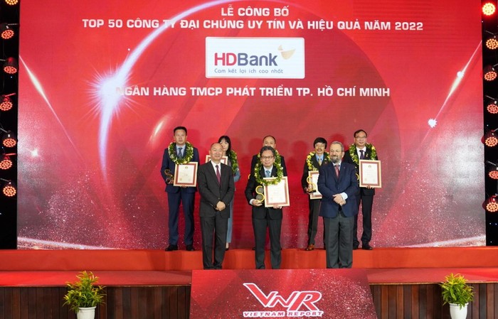 Ông Trần Hoài Phương – giám đốc Khối Khách hàng doanh nghiệp của HDBank (đứng giữa) đại diện Ngân hàng nhận giải Top Công ty đại chúng uy tín và hiệu quả năm 2022