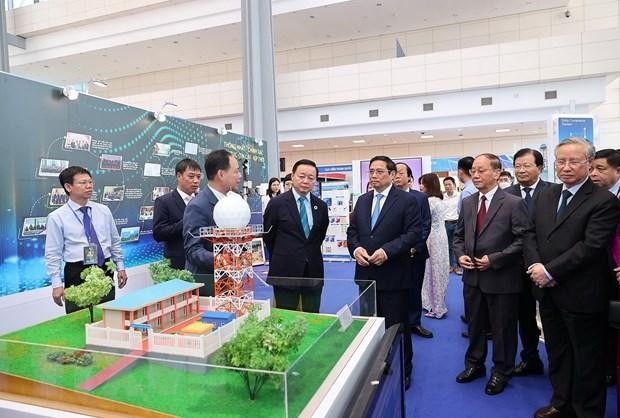 Thủ tướng thăm gian trưng bày các ứng dụng công nghệ về bảo vệ tài nguyên và môi trường. (Ảnh: Dương Giang/TTXVN)