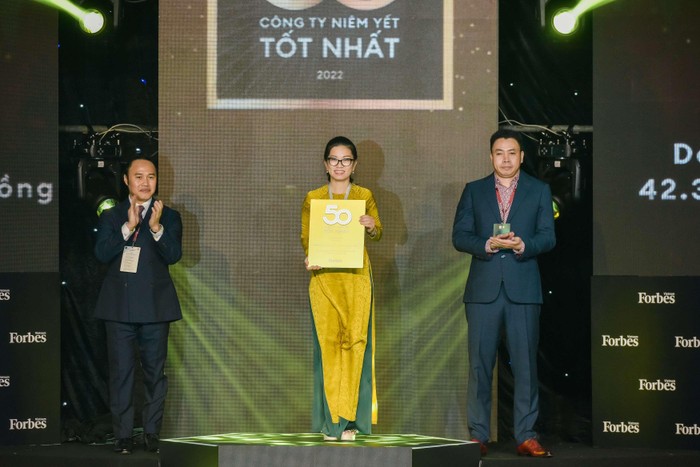 Bà Lê Thị Hòa Bình - Phó Giám đốc Vietcombank Chi nhánh Thành phố Hồ Chí Minh nhận Giải thưởng của Ban Tổ chức