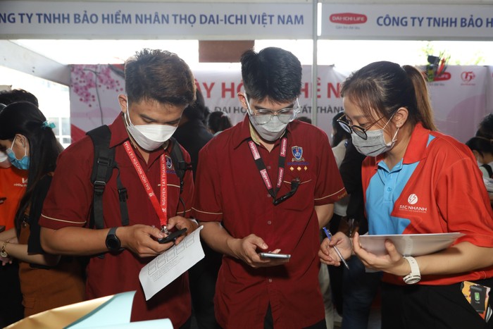 Sinh viên Trường Đại học Nguyễn Tất Thành tham gia ngày hội tuyển dụng