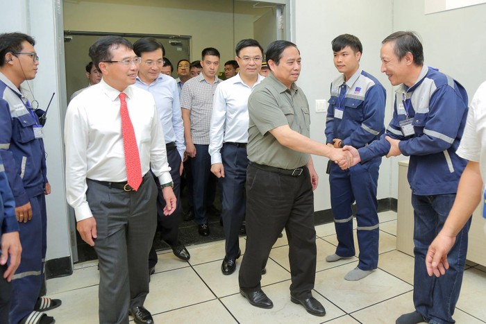 Thủ tướng Phạm Minh Chính thăm hỏi người lao động Nhà máy Nhiệt điện Sông Hậu 1