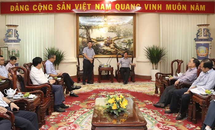 Tổng giám đốc EVNNPT Phạm Lê Phú nêu các kiến nghị tại buổi làm việc