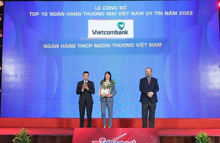 Bà Phan Thị Thanh Tâm, Phó trưởng Văn phòng đại diện Vietcombank tại khu vực phía Nam, đại diện Vietcombank (đứng giữa ) nhận vinh danh Top 10 ngân hàng thương mại uy tín năm 2022 từ Ban tổ chức chương trình