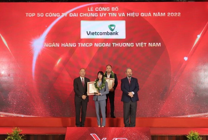 Bà Phan Thị Thanh Tâm, Phó trưởng Văn phòng đại diện Vietcombank tại khu vực phía Nam, đại diện Vietcombank (đứng giữa hàng đầu) nhận vinh danh từ Ban tổ chức trong Lễ công bố Top 50 công ty đại chúng uy tín và hiệu quả năm 2022