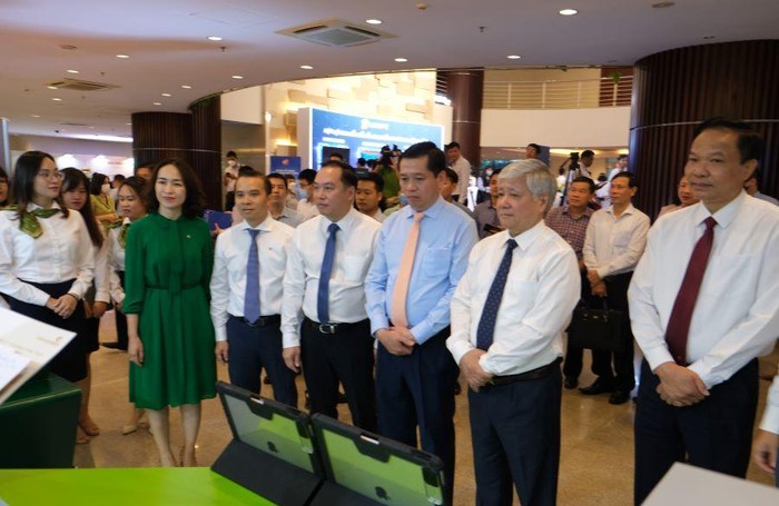 Các đồng chí Lãnh đạo Trung ương Mặt trận Tổ quốc Việt Nam, Đảng ủy Khối Doanh nghiệp Trung ương đến thăm gian hàng trưng bày của Vietcombank