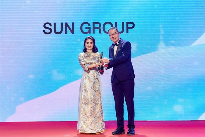Bà Vũ Thị Xuân Thu - Trưởng Ban Nhân sự Tập đoàn Sun Group nhận giải thưởng Nơi làm việc tốt nhất Châu Á