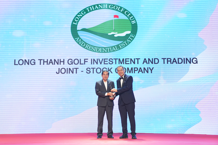 Ông Nguyễn Hữu Thanh - Phó Tổng Giám đốc Công ty Cổ phần Đầu tư và Kinh doanh Golf Long Thành, nhận cúp “Nơi làm việc tốt nhất châu Á” năm 2022.