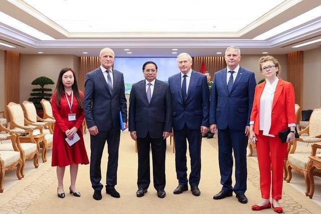 Thủ tướng Phạm Minh Chính và các nhà khoa học Liên bang Nga. Ảnh: VGP/Nhật Bắc