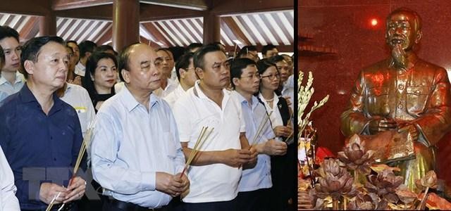 Chủ tịch nước Nguyễn Xuân Phúc và các đại biểu dâng hương tưởng nhớ Bác Hồ - Ảnh: TTXVN