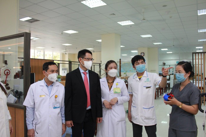 Ông Trương Quốc Hùng, Tổng Giám đốc VinBrain và các bác sĩ Bệnh viện 199 - đơn vị đang ứng dụng công nghệ DrAidTM trong chẩn đoán hình ảnh và tan máu bẩm sinh