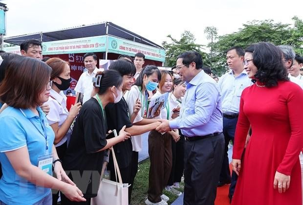 Thủ tướng Phạm Minh Chính với các sinh viên tham dự Chương trình hành trình khởi nghiệp đổi mới sáng tạo và Ngày hội việc làm VNUA-2022. (Ảnh: Dương Giang/TTXVN)