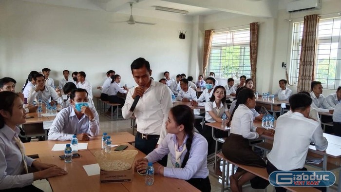 Các học viên tranh tài trả lời câu hỏi tìm hiểu kiến thức quan hệ quan hệ hữu nghị hợp tác Lào - Việt, Việt – Lào. Ảnh: Ngọc Sơn