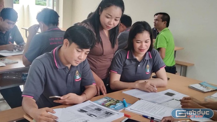Cô Anonglak quan sát sự chuẩn bị của học viên hoạt động bổ trợ kỹ năng sử dụng tiếng Việt. Ảnh: Ngọc Sơn