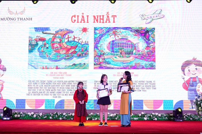 Thí sinh Mai Yến Linh và Tạ Thùy Anh nhận giải Nhất trong cuộc thi vẽ tranh &quot;Du lịch cùng Mường Thanh - Kì nghỉ mơ ước&quot;.