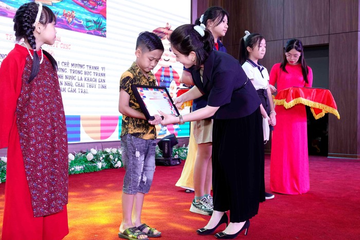 Bà Lê Thị Hoàng Yến trao giải cho các Thí sinh đạt giải Nhất và giải khán giả bình chọn.