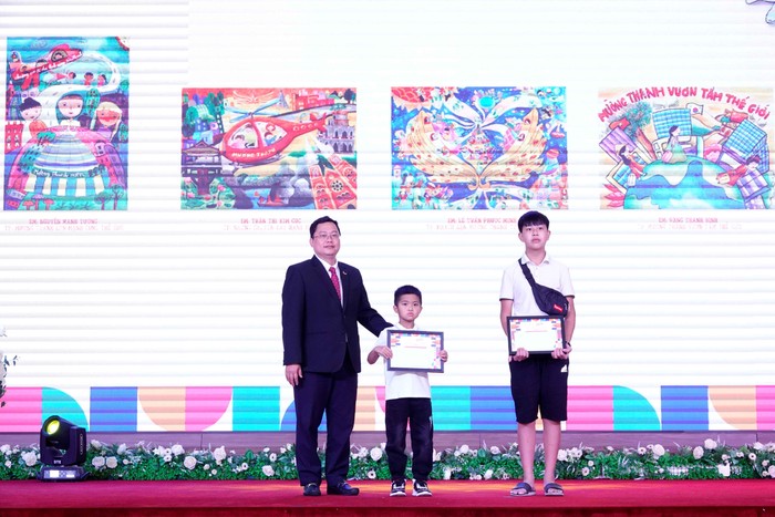 Ông Phạm Hồng Dũng - Phó tổng giám đốc phục trách kinh doanh Tập đoàn Mường Thanh trao giải ba cho các thí sinh