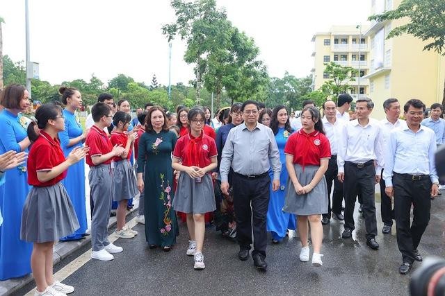 Thủ tướng Phạm Minh Chính đến thăm Cụm liên trường Thành phố Lào Cai. Ảnh: VGP/Nhật Bắc