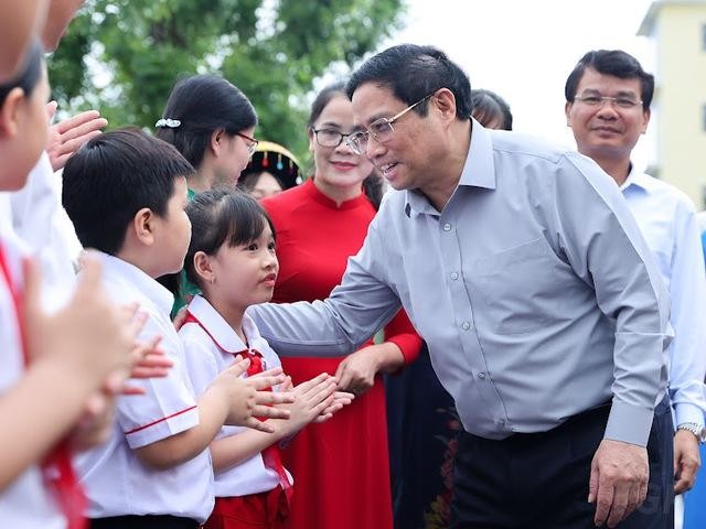 Thủ tướng thăm hỏi các em học sinh Trường Tiểu học Nguyễn Du. Ảnh: VGP/Nhật Bắc