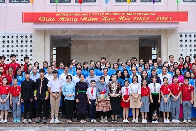 Thủ tướng và các thầy cô giáo cùng các em học sinh trong buổi gặp mặt tại Trường Trung học cơ sở Lê Quý Đôn, Thành phố Lào Cai. Ảnh: VGP/Nhật Bắc