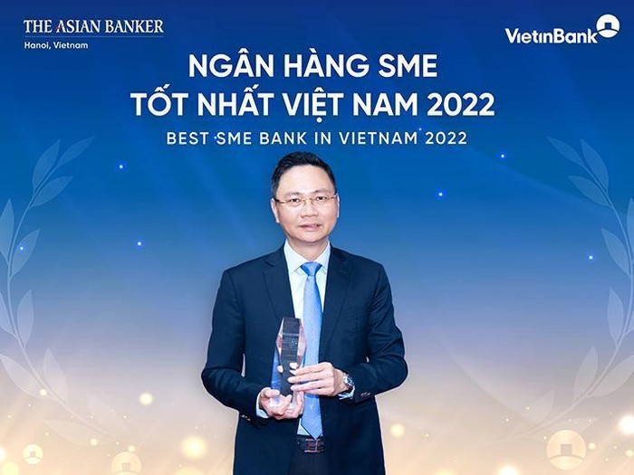 Ông Nguyễn Thanh Tùng - Giám đốc Khối Khách hàng doanh nghiệp VietinBank đại diện VietinBank đón nhận Giải thưởng Ngân hàng SME tốt nhất Việt Nam 2022