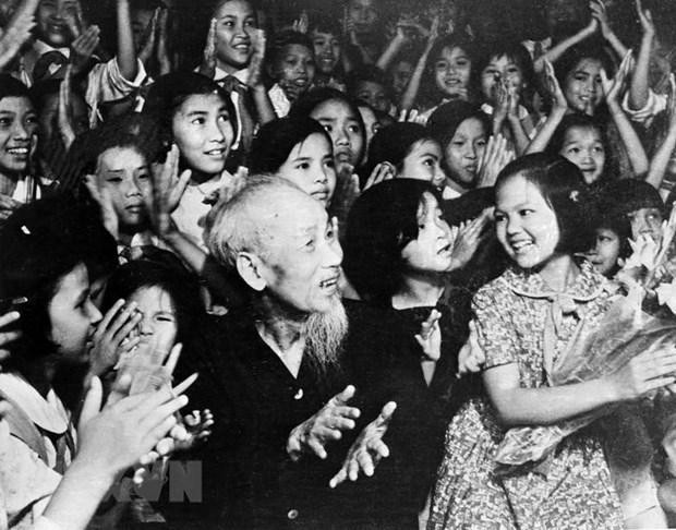 Nhân kỷ niệm Ngày Quốc tế Thiếu nhi 1/6, tối 31/5/1969, tại Phủ Chủ tịch, Chủ tịch Hồ Chí Minh cùng thiếu nhi Thủ đô xem biểu diễn văn nghệ chào mừng Bác. (Nguồn: TTXVN)