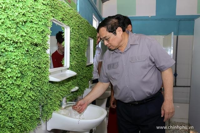 Thủ tướng nhắc nhở việc bảo đảm nước sạch trong nhà vệ sinh - Ảnh: VGP/Nhật Bắc