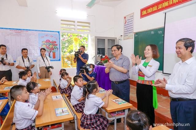 Thủ tướng Phạm Minh Chính thăm Trường tiểu học thị trấn Yên Lập. Ảnh: VGP/Nhật Bắc