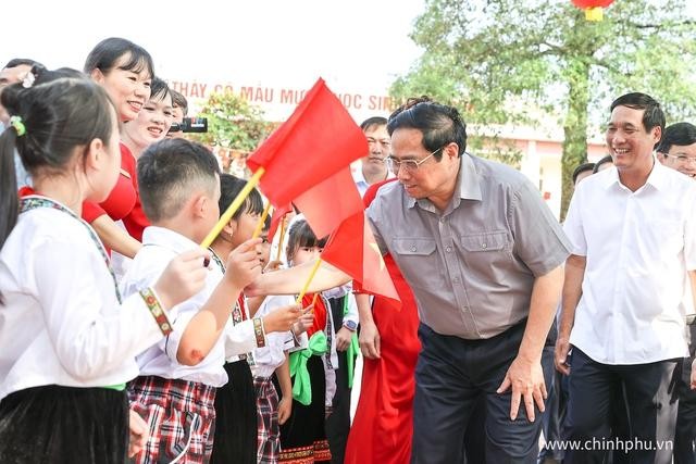 Thủ tướng Phạm Minh Chính thăm hỏi, động viên giáo viên, học sinh Trường Tiểu học thị trấn Yên Lập, huyện Yên Lập. Ảnh: VGP/Nhật Bắc