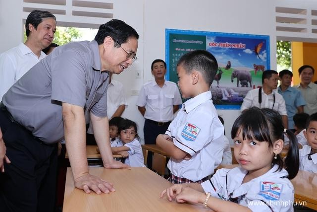 Thủ tướng ân cần thăm hỏi các em học sinh. Ảnh: VGP/Nhật Bắc