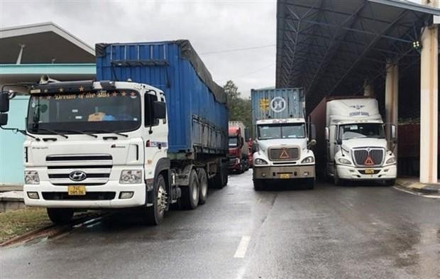 Các phương tiện vận tải hàng hóa chờ làm thủ tục thông quan tại Cửa khẩu Quốc tế Lao Bảo, tỉnh Quảng Trị. (Ảnh: Thanh Thủy/TTXVN)