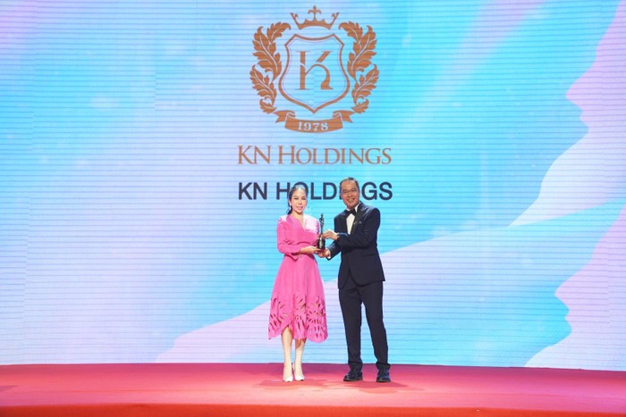 Bà Lê Nữ Thùy Dương - Phó Chủ tịch Hội đồng quản trị KN Holdings nhận cúp Nơi làm việc tốt nhất Châu Á năm 2022