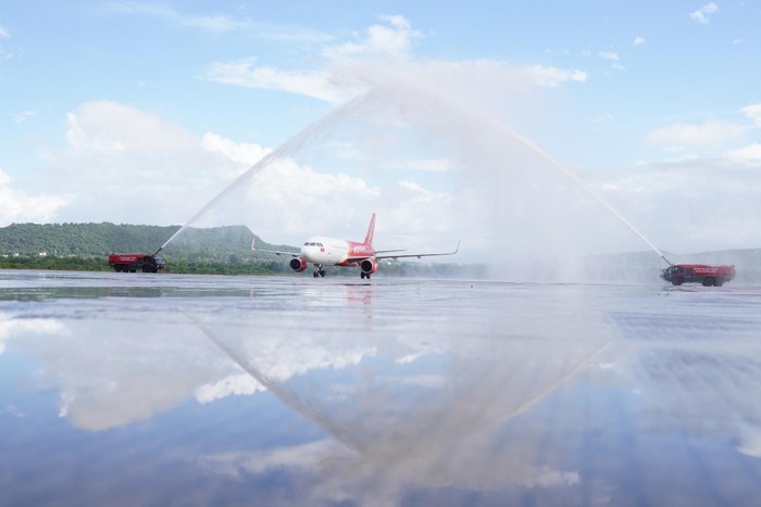 Chuyến bay khai trương đường bay của Vietjet kết nối Phú Quốc với New Delhi, Mumbai (Ấn Độ) được chào đón với nghi thức vòi rồng sáng 9/9 tại sân bay Phú Quốc.