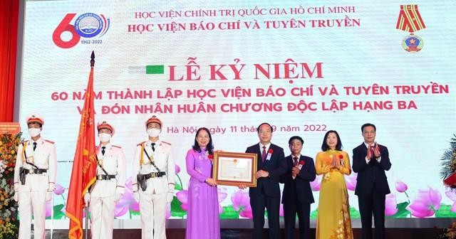 Thay mặt lãnh đạo Đảng và Nhà nước, Phó Chủ tịch nước Võ Thị Ánh Xuân trao tặng Huân chương Độc lập hạng Ba cho Học viện Báo chí và Tuyên truyền
