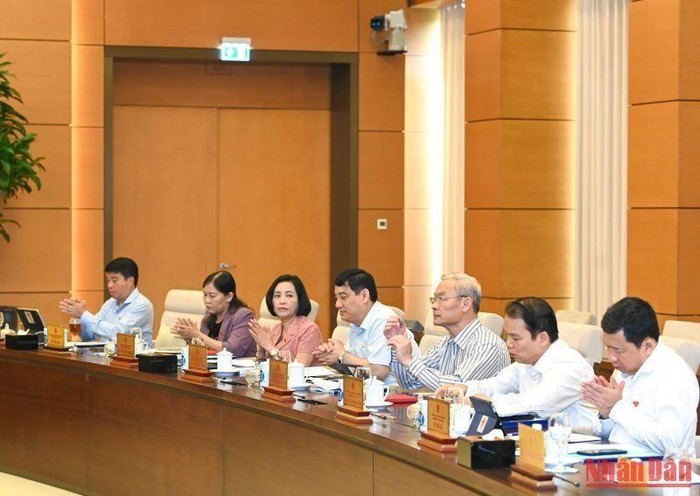 Các đồng chí ủy viên Ủy ban Thường vụ Quốc hội dự phiên họp.