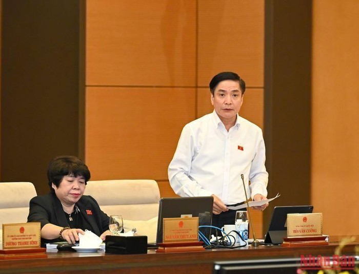 Tổng Thư ký, Chủ nhiệm Văn phòng Quốc hội Bùi Văn Cường phát biểu tại phiên họp.