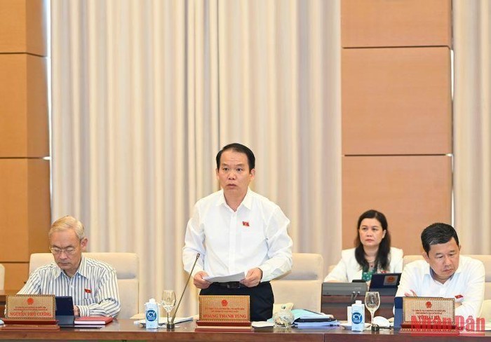 Chủ nhiệm Ủy ban Pháp luật Hoàng Thanh Tùng trình bày báo cáo tại phiên họp.