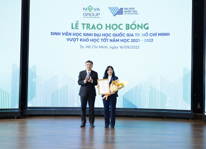 Bà Hoàng Thu Châu - Tổng Giám đốc NovaGroup nhận hoa và thư cảm ơn từ Phó giáo sư - Tiến sĩ Nguyễn Minh Tâm - Phó giám đốc Đại học Quốc gia Thành phố Hồ Chí Minh
